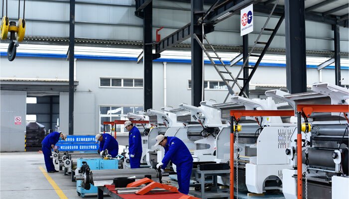 Worker assembling grinding roller of flour milling machine